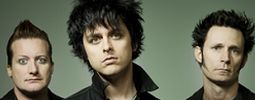 Frontman Green Day měl kalhoty proklatě nízko, vyhodili ho z letadla